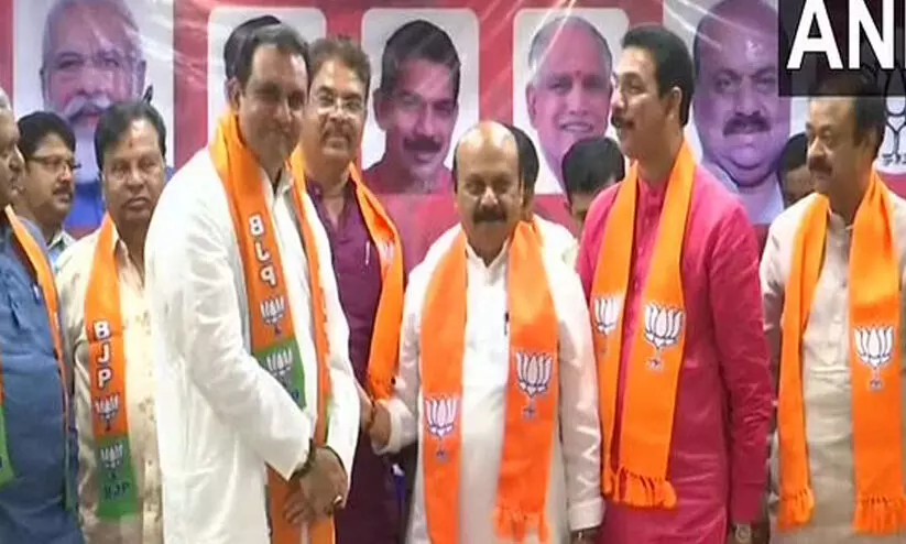 കോൺഗ്രസ് വിട്ട മുൻ കർണാടക മന്ത്രി മണിക്കൂറുകൾക്കകം ബി.ജെ.പിയിൽ ചേർന്നു കോൺഗ്രസ് വിട്ട മുൻ കർണാടക മന്ത്രി മണിക്കൂറുകൾക്കകം ബി.ജെ.പിയിൽ ചേർന്നു