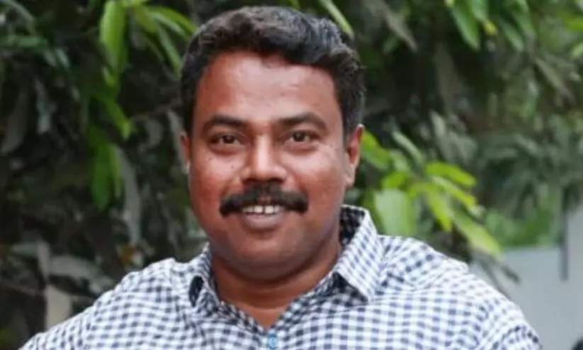 റോഡ് മുറിച്ചു കടക്കുന്നതിനിടെ അപകടത്തിൽപെട്ട് യുവാവ് മരിച്ചു റോഡ് മുറിച്ചു കടക്കുന്നതിനിടെ അപകടത്തിൽപെട്ട് യുവാവ് മരിച്ചു