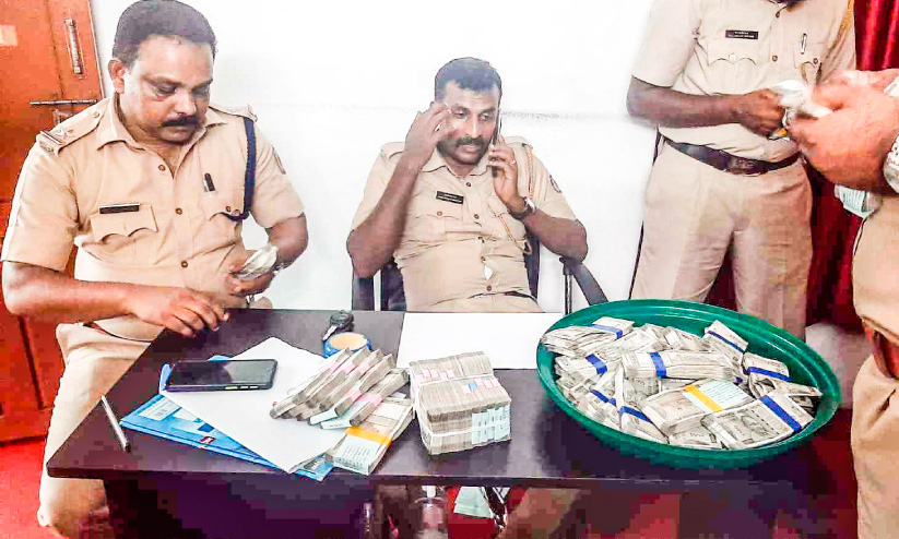 അരീപ്ലാവിൽ ഫിനാൻസിൽനിന്ന് 22 ലക്ഷം രൂപ പിടികൂടി അരീപ്ലാവിൽ ഫിനാൻസിൽനിന്ന് 22 ലക്ഷം രൂപ പിടികൂടി