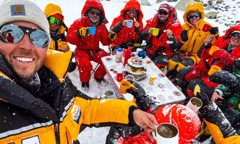 എവറസ്റ്റ് കൊടുമുടിക്ക് മുകളിലെ ചായസൽക്കാര വിഡിയോ ഗിന്നസ് ബുക്കിൽ എവറസ്റ്റ് കൊടുമുടിക്ക് മുകളിലെ ചായസൽക്കാര വിഡിയോ ഗിന്നസ് ബുക്കിൽ
