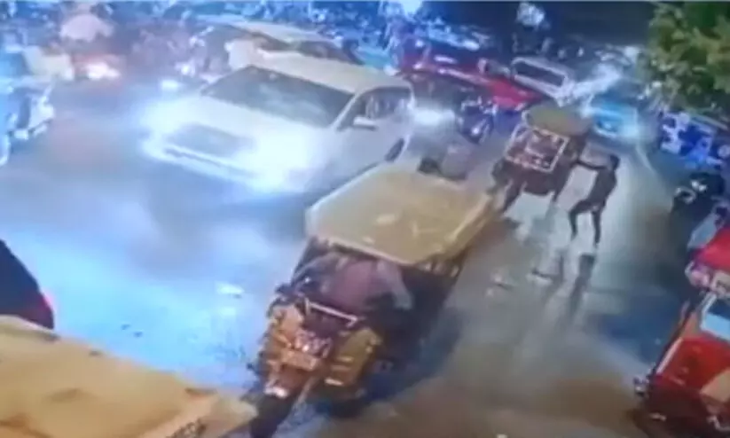 പടിഞ്ഞാറൻ ഡൽഹിയിൽ തിരക്കേറിയ റോഡിൽ വെടിവെപ്പ്; സഹോദരങ്ങൾക്ക് പരിക്ക്