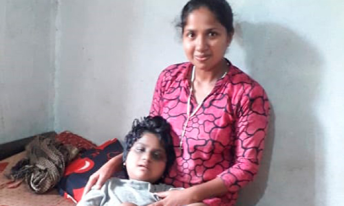 മകളെ നെഞ്ചിൽ നിന്നടർത്താതെ പ്രാർഥനയോടെ ഒരമ്മ മകളെ നെഞ്ചിൽ നിന്നടർത്താതെ പ്രാർഥനയോടെ ഒരമ്മ