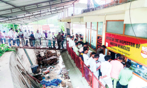 ഇന്‍റർനെറ്റ് കാര‍്യക്ഷമമല്ല: വഴിക്കടവ്  ചെക്പോസ്റ്റിൽ പെ​ർ​മി​റ്റി​നാ​യി നീണ്ട കാ​ത്തി​രി​പ്പ്