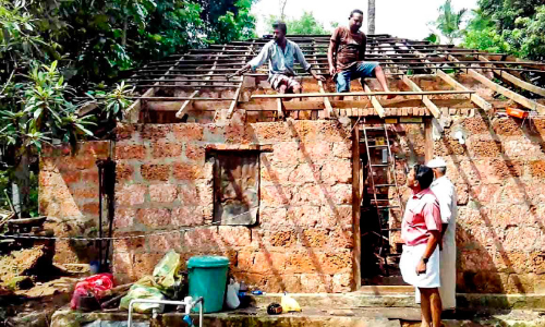 വ​യോ​ധി​ക ദ​മ്പ​തി​ക​ളു​ടെ വീ​ട്വാ​സ​യോ​ഗ്യ​മാ​ക്കി വാ​ർ​ഡ് അം​ഗം