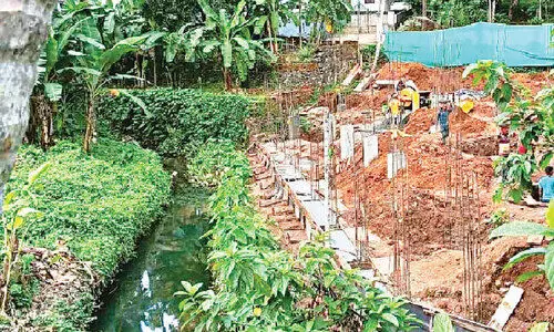 തിരുവമ്പാടിയിൽ തോടിനോട് ചേർന്ന കെട്ടിട നിർമാണം വിവാദത്തിൽ തിരുവമ്പാടിയിൽ തോടിനോട് ചേർന്ന കെട്ടിട നിർമാണം വിവാദത്തിൽ