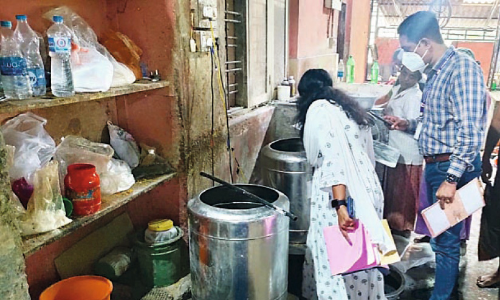 ഹോട്ടലുകളിൽ ആരോഗ്യ വകുപ്പിന്റെ  പരിശോധന; 7500 രൂപ പിഴയീടാക്കി