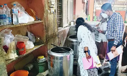 ഹോട്ടലുകളിൽ ആരോഗ്യ വകുപ്പിന്റെ  പരിശോധന; 7500 രൂപ പിഴയീടാക്കി