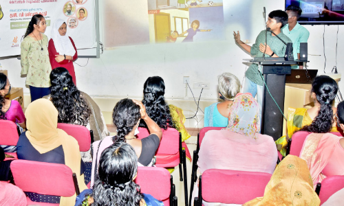 സൈബര്‍ ലോകത്തെ ചതിക്കുഴികള്‍; അമ്മമാര്‍ക്ക് പരിശീലനവുമായി കൈറ്റ് വിദ്യാർഥികൾ