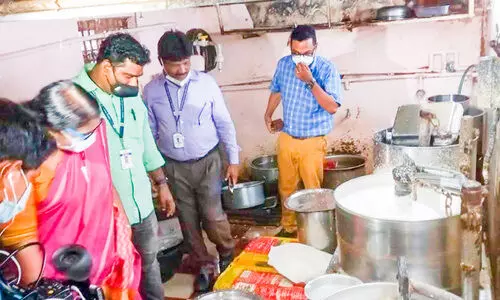 ഉദ്യോഗസ്ഥരുടെ അഭാവം; ഭക്ഷ്യസുരക്ഷ പരിശോധന താളംതെറ്റുന്നു ഉദ്യോഗസ്ഥരുടെ അഭാവം; ഭക്ഷ്യസുരക്ഷ പരിശോധന താളംതെറ്റുന്നു