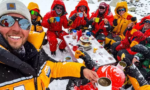 എവറസ്റ്റ് കൊടുമുടിക്ക് മുകളിലെ ചായസൽക്കാര വിഡിയോ ഗിന്നസ് ബുക്കിൽ