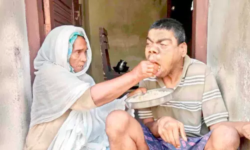 മകനെ നെഞ്ചോട് ചേർത്ത് ഒരു മാതാവ്