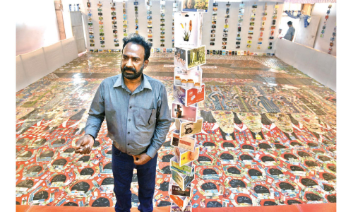 കാർഡ് പൂരമൊരുക്കി വിൻസെന്‍റ് ഗോമസ്