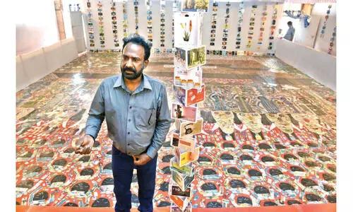 കാർഡ് പൂരമൊരുക്കി വിൻസെന്റ് ഗോമസ് കാർഡ് പൂരമൊരുക്കി വിൻസെന്റ് ഗോമസ്