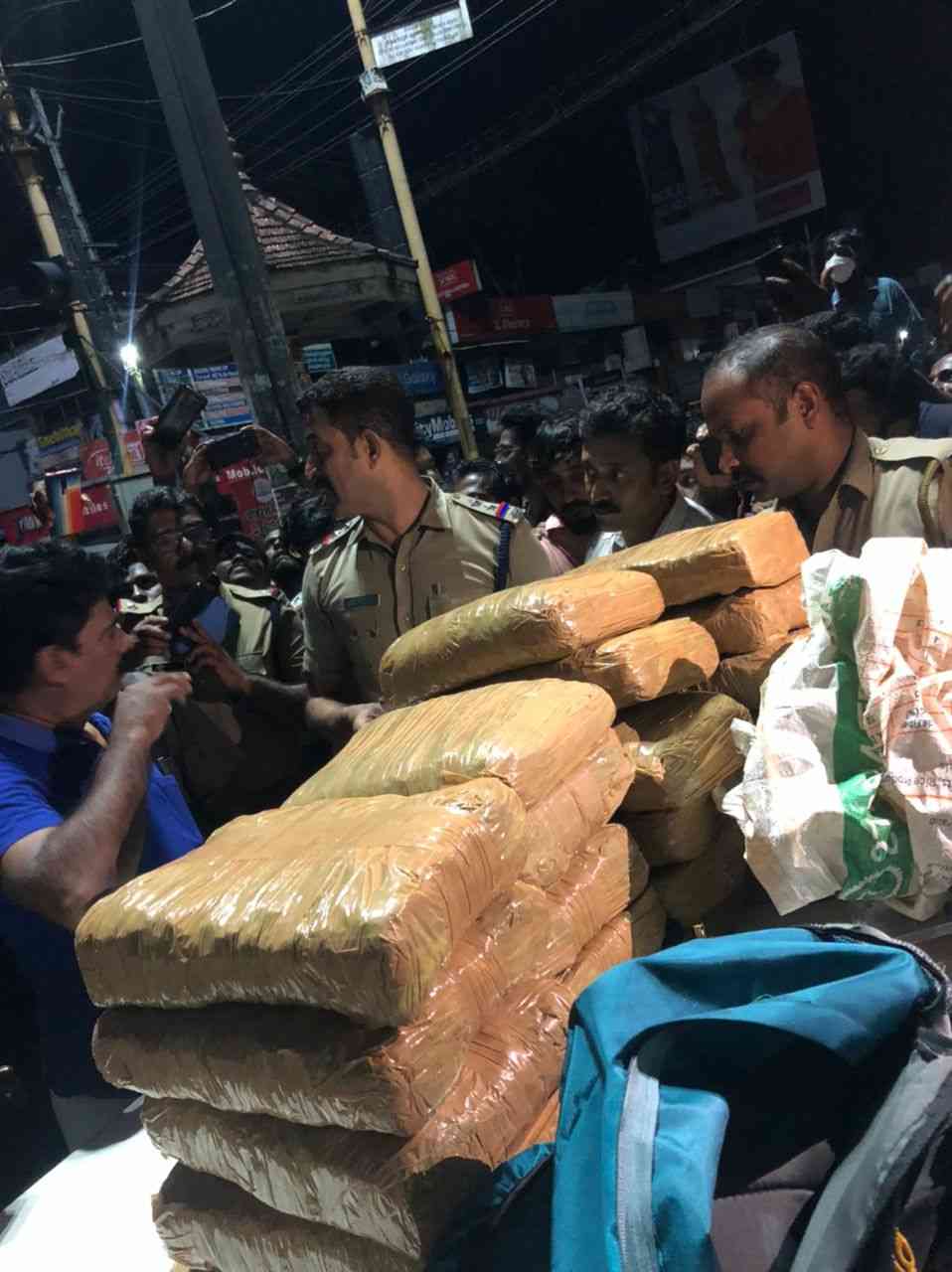 ശാസ്താംകോട്ട ഭരണിക്കാവിൽ വൻ കഞ്ചാവ് വേട്ട, രണ്ടു യുവാക്കൾ അറസ്റ്റിൽ ശാസ്താംകോട്ട ഭരണിക്കാവിൽ വൻ കഞ്ചാവ് വേട്ട, രണ്ടു യുവാക്കൾ അറസ്റ്റിൽ