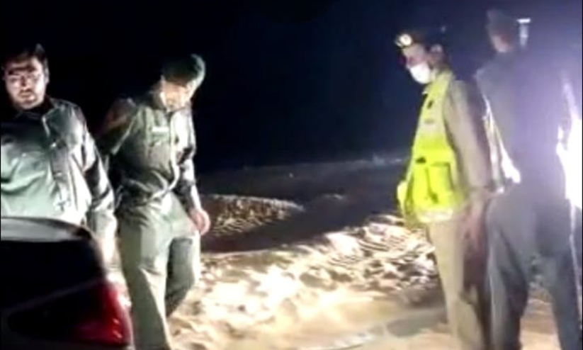 ഇരുട്ടിലായ മണിക്കൂറുകൾ; രക്ഷകരായി ദുബൈ പൊലീസ് ഇരുട്ടിലായ മണിക്കൂറുകൾ; രക്ഷകരായി ദുബൈ പൊലീസ്