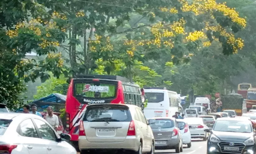 വയനാട്ടിലേക്ക് സഞ്ചാരികളുടെ പ്രവാഹം; ചുരത്തിൽ വാഹനങ്ങളുടെ നീണ്ടനിര വയനാട്ടിലേക്ക് സഞ്ചാരികളുടെ പ്രവാഹം; ചുരത്തിൽ വാഹനങ്ങളുടെ നീണ്ടനിര