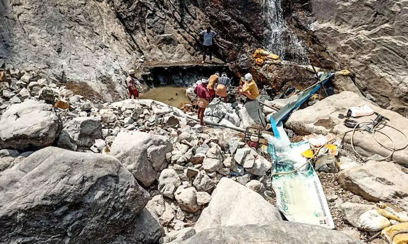 പാലരുവിയിലെ അപകടക്കുഴി അടച്ചുതുടങ്ങി