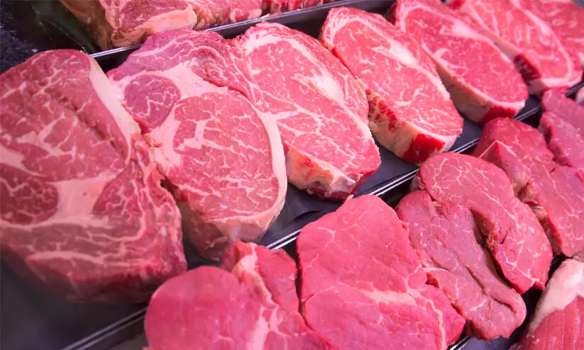 കഴുത്തിൽ കയർ കുരുങ്ങി ചത്ത പോത്തിന്റെ മാംസം വിറ്റതായി പരാതി, ഇറച്ചിക്കട പൂട്ടിച്ചു കഴുത്തിൽ കയർ കുരുങ്ങി ചത്ത പോത്തിന്റെ മാംസം വിറ്റതായി പരാതി, ഇറച്ചിക്കട പൂട്ടിച്ചു