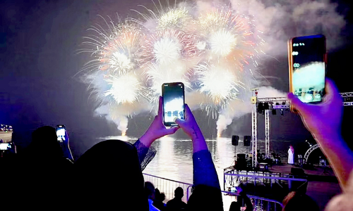 കരിമരുന്നിന്‍റെ വിസ്മയ കാഴ്ചകൾ പകർത്താൻ മത്സരിച്ച് ആസ്വാദകർ