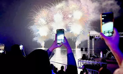 കരിമരുന്നിന്‍റെ വിസ്മയ കാഴ്ചകൾ പകർത്താൻ മത്സരിച്ച് ആസ്വാദകർ