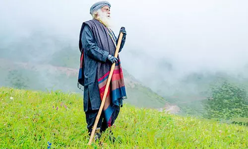 കോടതി റിപ്പോർട്ട് തേടിയതിന് പിന്നാലെ ജഗ്ഗി വാസുദേവിന്റെ ഇഷ ഫൗണ്ടേഷനിൽ ​വൻ സന്നാഹവുമായി റെയ്ഡ്