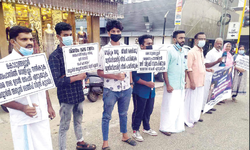 വഴിവിളക്ക് സമരം 111 ദിവസം; നഗരസഭയുടെ വാദമുഖത്തിനെതിരെ സമരക്കാർ