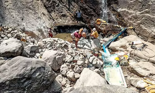 പാലരുവിയിലെ അപകടക്കുഴി അടച്ചുതുടങ്ങി