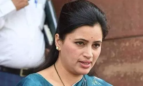 എങ്ങനെ ഭരണം നടത്തണമെന്ന് ഉദ്ധവ് താക്കറെ ഫഡ്‌നാവിസിൽ നിന്ന് പഠിക്കണം -നവനീത് റാണ