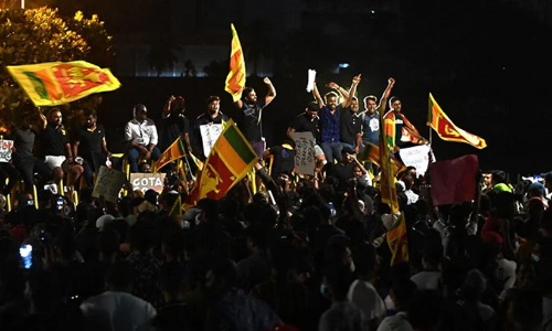 പ്രധാനമന്ത്രിപദം രാജിവെച്ചാൽ നിങ്ങളെ ആരാധിക്കാം; രാജപക്സെയെ കണക്കറ്റ് പരിഹസിച്ച് ജനങ്ങൾ, പ്രതിഷേധം