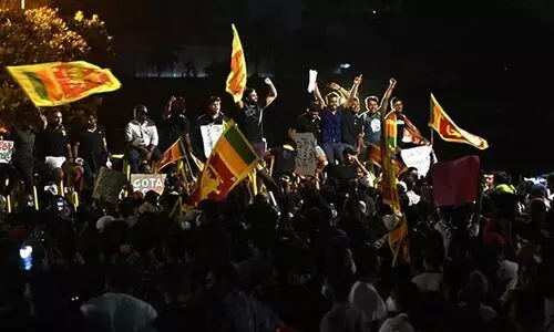 പ്രധാനമന്ത്രിപദം രാജിവെച്ചാൽ നിങ്ങളെ ആരാധിക്കാം; രാജപക്സെയെ കണക്കറ്റ് പരിഹസിച്ച് ജനങ്ങൾ, പ്രതിഷേധം