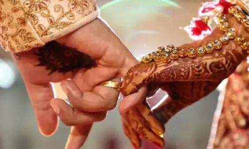 ദോത്തിയും കുർത്തയും ധരിക്കണമെന്ന് പെൺവീട്ടുകാർ, വരൻ എത്തിയത് ഷെർവാണി ധരിച്ച്; വിവാഹവേദിയിൽ കൂട്ടത്തല്ല്