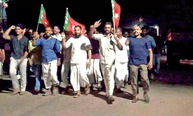 ബേപ്പൂർ പുലിമുട്ടിൽ രാഷ്ട്രീയ സംഘർഷം; കൊടിമരങ്ങൾ നശിപ്പിച്ചു