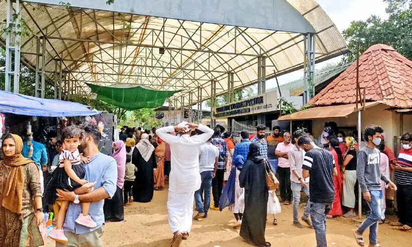 ബാ​ണാ​സു​ര​യി​ൽ സ​ഞ്ചാ​രി​ക​ളു​ടെ തി​ര​ക്ക്