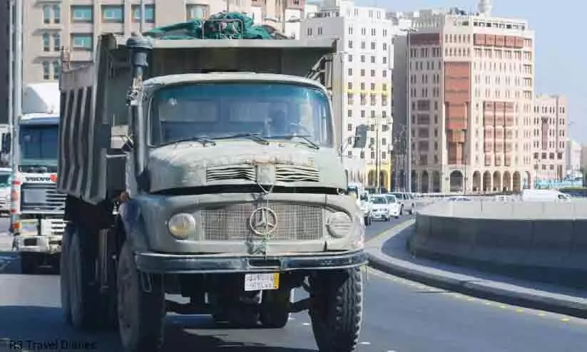 അഞ്ചു വർഷത്തിൽ കൂടുതൽ പഴക്കമുള്ള ട്രക്കുകളുടെ ഇറക്കുമതി തടഞ്ഞു അഞ്ചു വർഷത്തിൽ കൂടുതൽ പഴക്കമുള്ള ട്രക്കുകളുടെ ഇറക്കുമതി തടഞ്ഞു