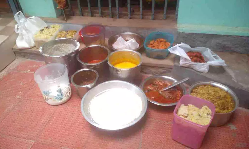 ആറ്റിങ്ങലിൽ ഹോട്ടലുകളിൽ റെയ്ഡ്; പഴകിയ ഭക്ഷണവും നിരോധിത പ്ലാസ്റ്റിക് ഉൽപന്നങ്ങളും പിടിച്ചു ആറ്റിങ്ങലിൽ ഹോട്ടലുകളിൽ റെയ്ഡ്; പഴകിയ ഭക്ഷണവും നിരോധിത പ്ലാസ്റ്റിക് ഉൽപന്നങ്ങളും പിടിച്ചു