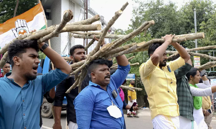 പാചകവാതക വിലവർധനക്കെതിരെ വിറക് വിതരണ സമരവുമായി യൂത്ത് കോൺഗ്രസ്