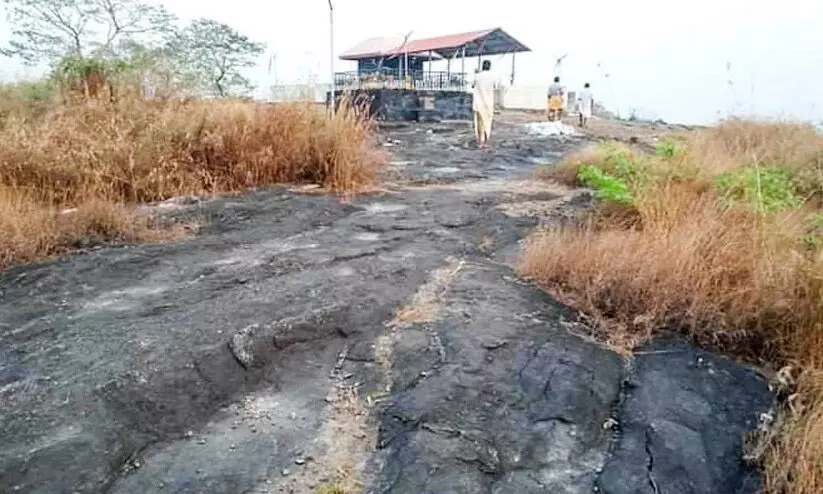 ക്ഷേത്രം സ്ഥിതി ചെയ്യുന്ന പാറയിൽ ഖനന നീക്കത്തിനെതിരെ പ്രതിഷേധം ക്ഷേത്രം സ്ഥിതി ചെയ്യുന്ന പാറയിൽ ഖനന നീക്കത്തിനെതിരെ പ്രതിഷേധം
