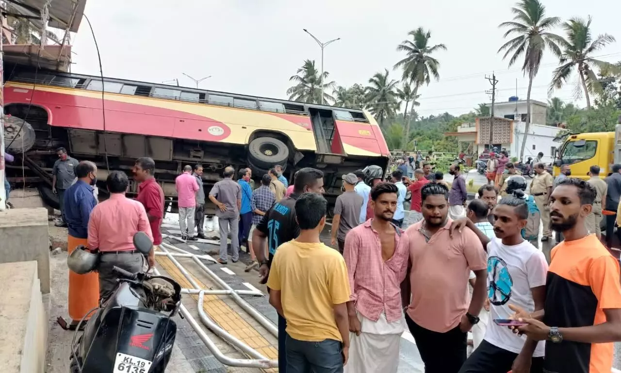 കെ.എസ്.ആര്.ടി.സി ബസ് കടക്കുള്ളിലേക്ക് ഇടിച്ച് കയറി നിരവധി പേര്ക്ക് പരിക്ക് കെ.എസ്.ആര്.ടി.സി ബസ് കടക്കുള്ളിലേക്ക് ഇടിച്ച് കയറി നിരവധി പേര്ക്ക് പരിക്ക്