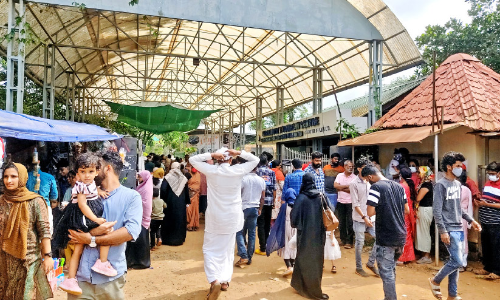 ബാ​ണാ​സു​ര​യി​ൽ സ​ഞ്ചാ​രി​ക​ളു​ടെ തി​ര​ക്ക്