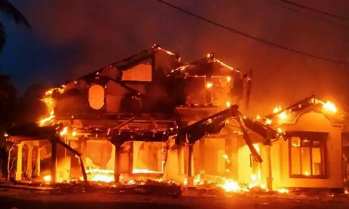 പ്രധാനമന്ത്രിയുടെ വീട് നിന്ന് കത്തി; ശ്രീലങ്കയിൽ പ്രതിസന്ധി രൂക്ഷം -വിഡിയോ