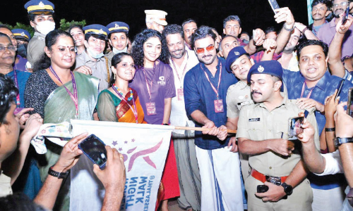 നഗരസൗന്ദര്യം ആസ്വദിച്ച് സ്ത്രീകളുടെ രാത്രിനടത്തം