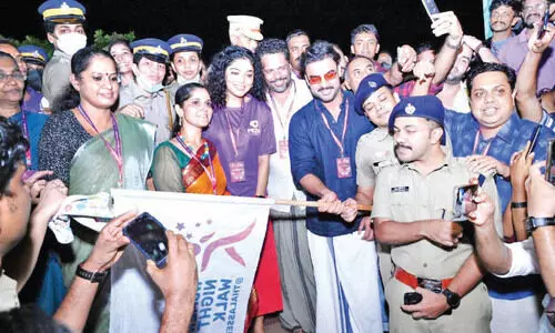 നഗരസൗന്ദര്യം ആസ്വദിച്ച് സ്ത്രീകളുടെ രാത്രിനടത്തം