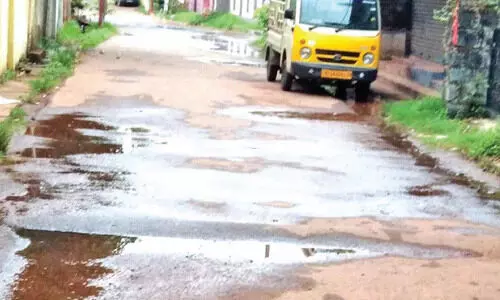 തലശ്ശേരി ചിറക്കര മാഹിനലി സാഹിബ് റോഡിൽ പൈപ്പ് പൊട്ടി വെള്ളം റോഡിലൂടെ ഒഴുകുന്നു