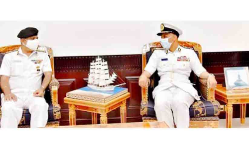 ഇ​ന്ത്യ​ൻ നാ​വി​ക ഉ​ദ്യോ​ഗ​സ്ഥ​ൻ ആ​ർ.​എ​ൻ.​ഒ ക​മാ​ൻ​ഡ​റു​മാ​യി കൂ​ടി​ക്കാ​ഴ്​​ച ന​ട​ത്തി