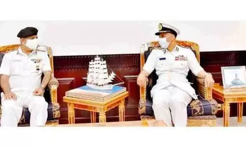 ഇ​ന്ത്യ​ൻ നാ​വി​ക ഉ​ദ്യോ​ഗ​സ്ഥ​ൻ ആ​ർ.​എ​ൻ.​ഒ ക​മാ​ൻ​ഡ​റു​മാ​യി കൂ​ടി​ക്കാ​ഴ്​​ച ന​ട​ത്തി