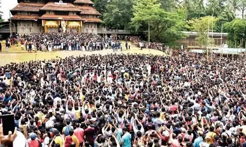 കണ്ണിൽ കർപൂര ദീപമോ... കാതിൽ പഞ്ചവാദ്യതാളമോ...