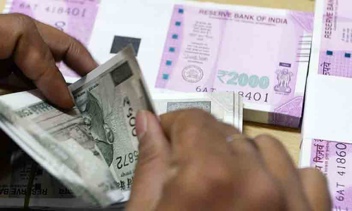 വൻ തകർച്ചയിൽ നിന്നും കരകയറി രൂപ; ​ഡോളറിനെതിരെ നേരിയ മുന്നേറ്റം