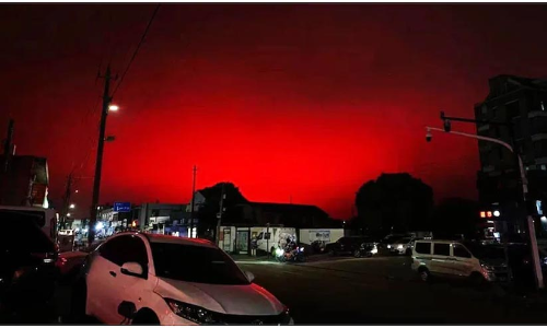 ചുവന്ന നിറത്തിൽ ആകാശം; പരിഭ്രാന്തരായി ഷാങ്ഹായ് നിവാസികൾ, സംഭവിച്ചത് ...