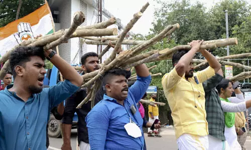 പാചകവാതക വിലവർധനക്കെതിരെ വിറക് വിതരണ സമരവുമായി യൂത്ത് കോൺഗ്രസ്