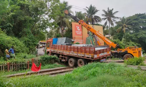 തലശ്ശേരിയിൽ ചരക്കുലോറി റെയിൽ പാളത്തിൽ കുടുങ്ങി